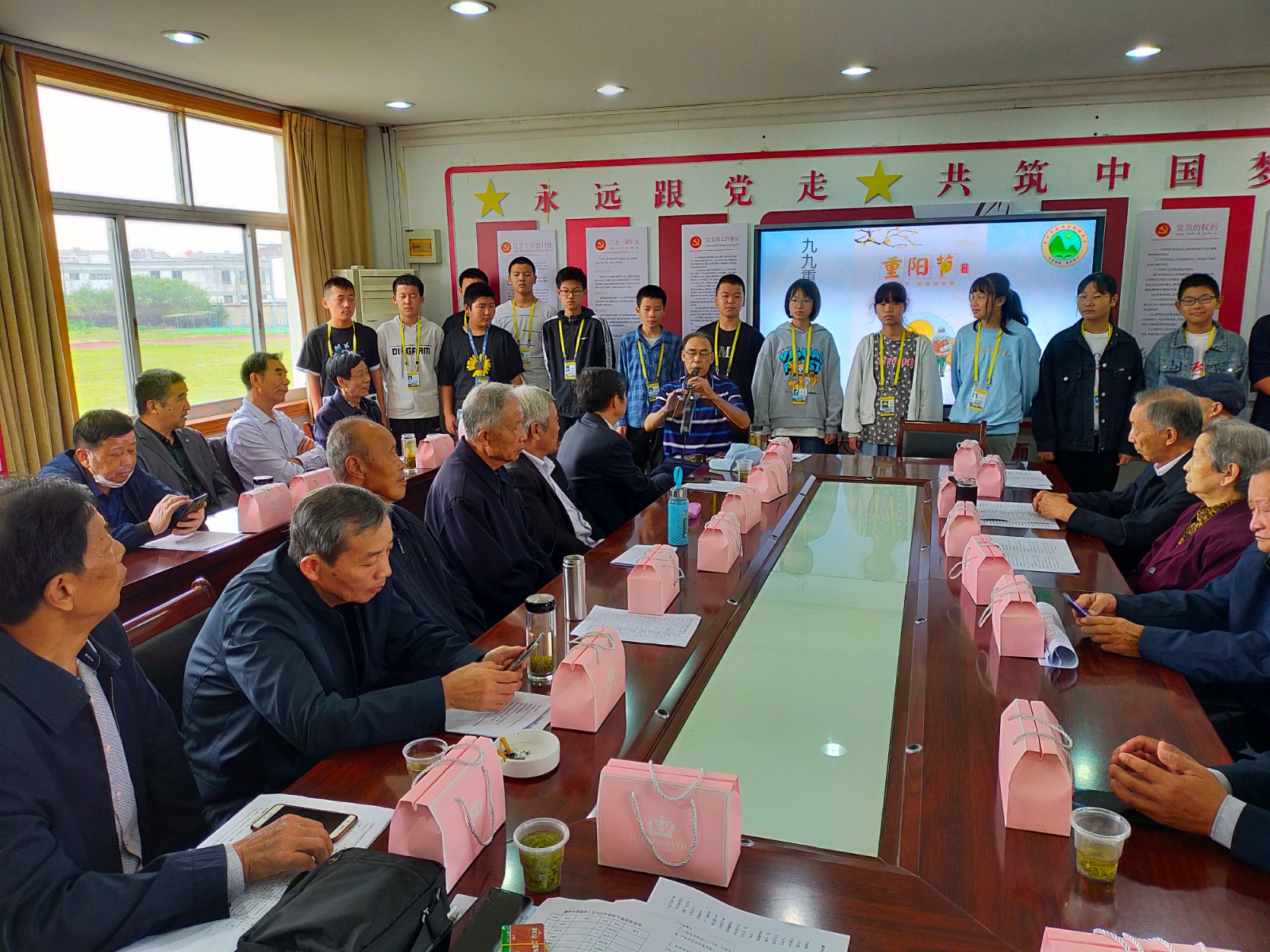 退休教师发挥余热，为在校学生进行才艺展示.jpg